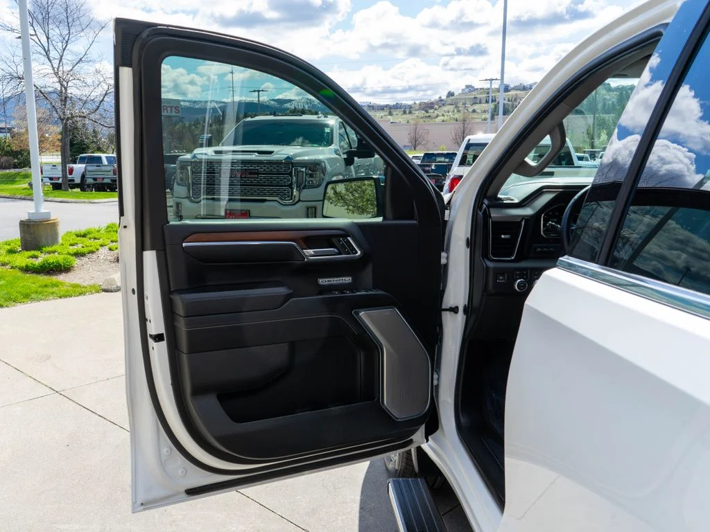 Used 2024 White GMC Denali image 18