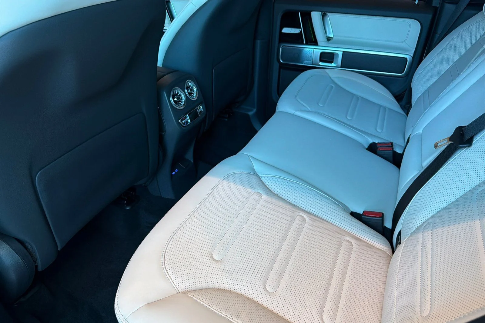 New 2027 Polar White Mercedes-Benz G 580 image 9