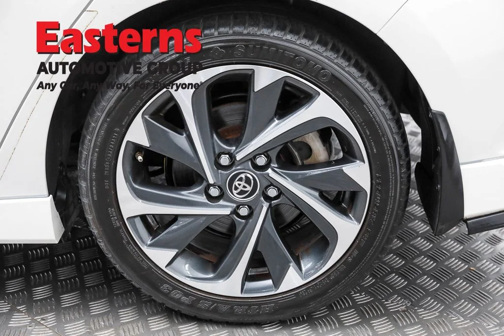 Used 2018 White Toyota Base image 31