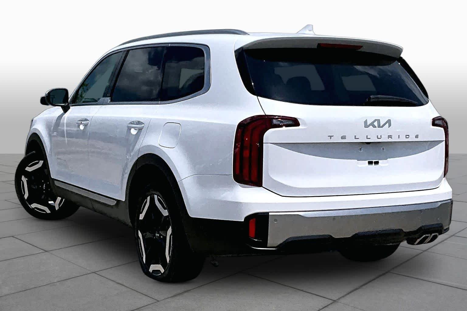 Used 2025 Glacial White Pearl Kia S image 10
