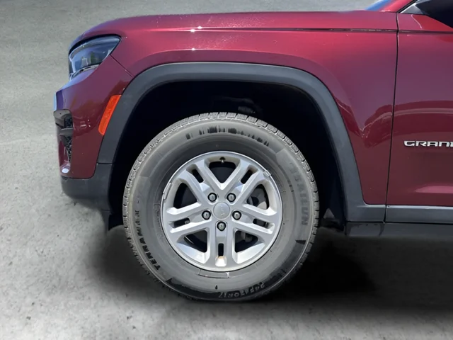 Used 2023 Red Jeep Laredo image 21