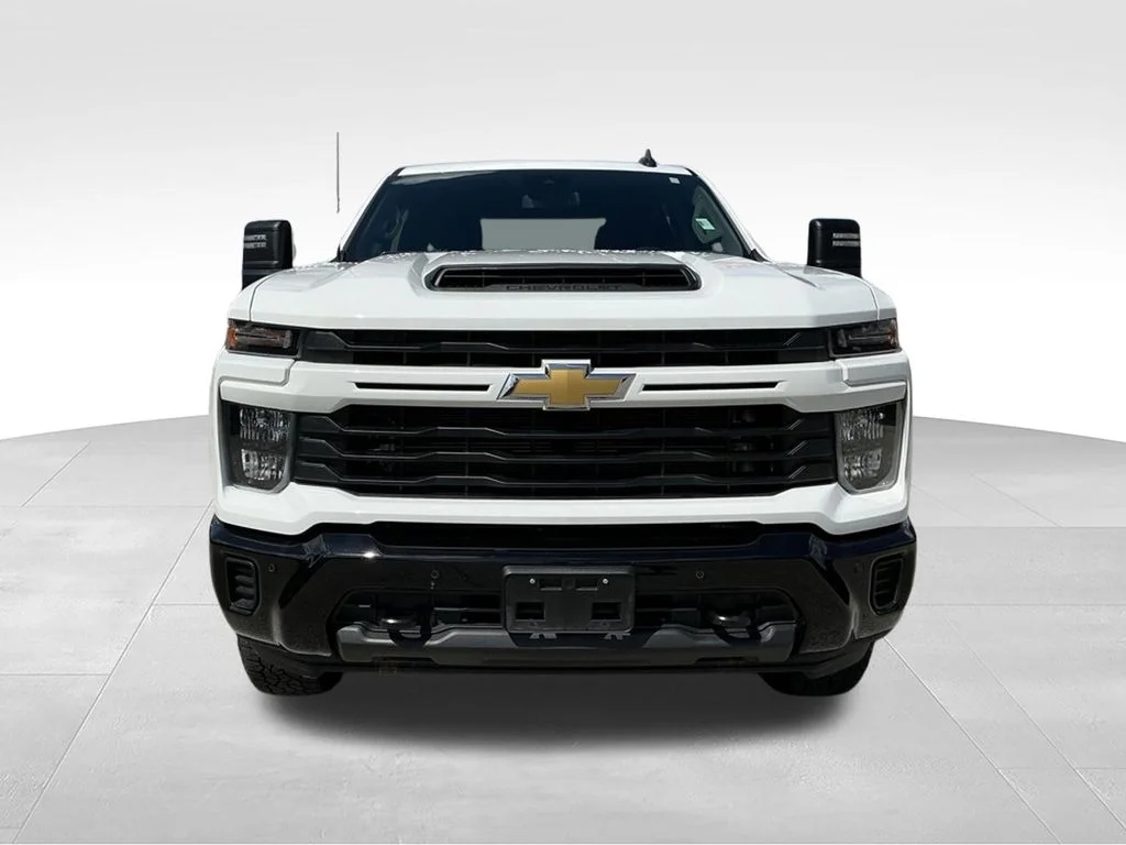 Used 2025 White Chevrolet Custom image 15