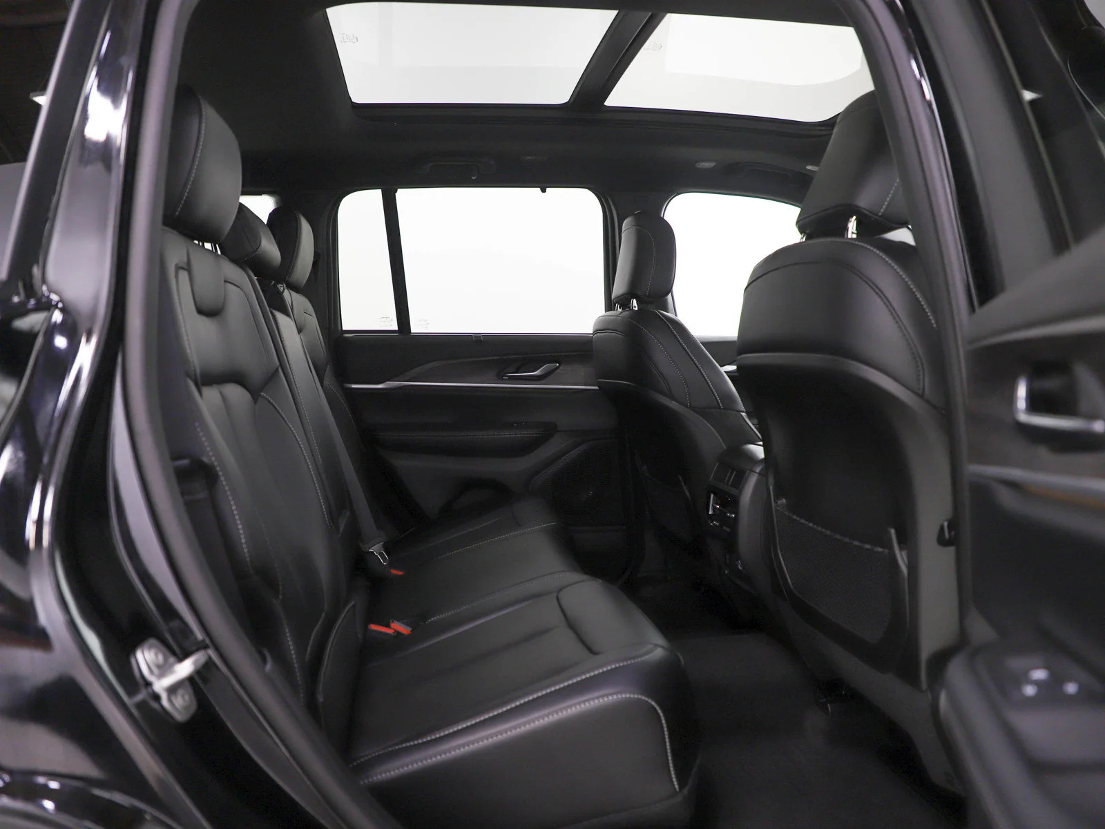 Used 2025 Diamond Black Crystal Pearlcoat Jeep Limited image 12