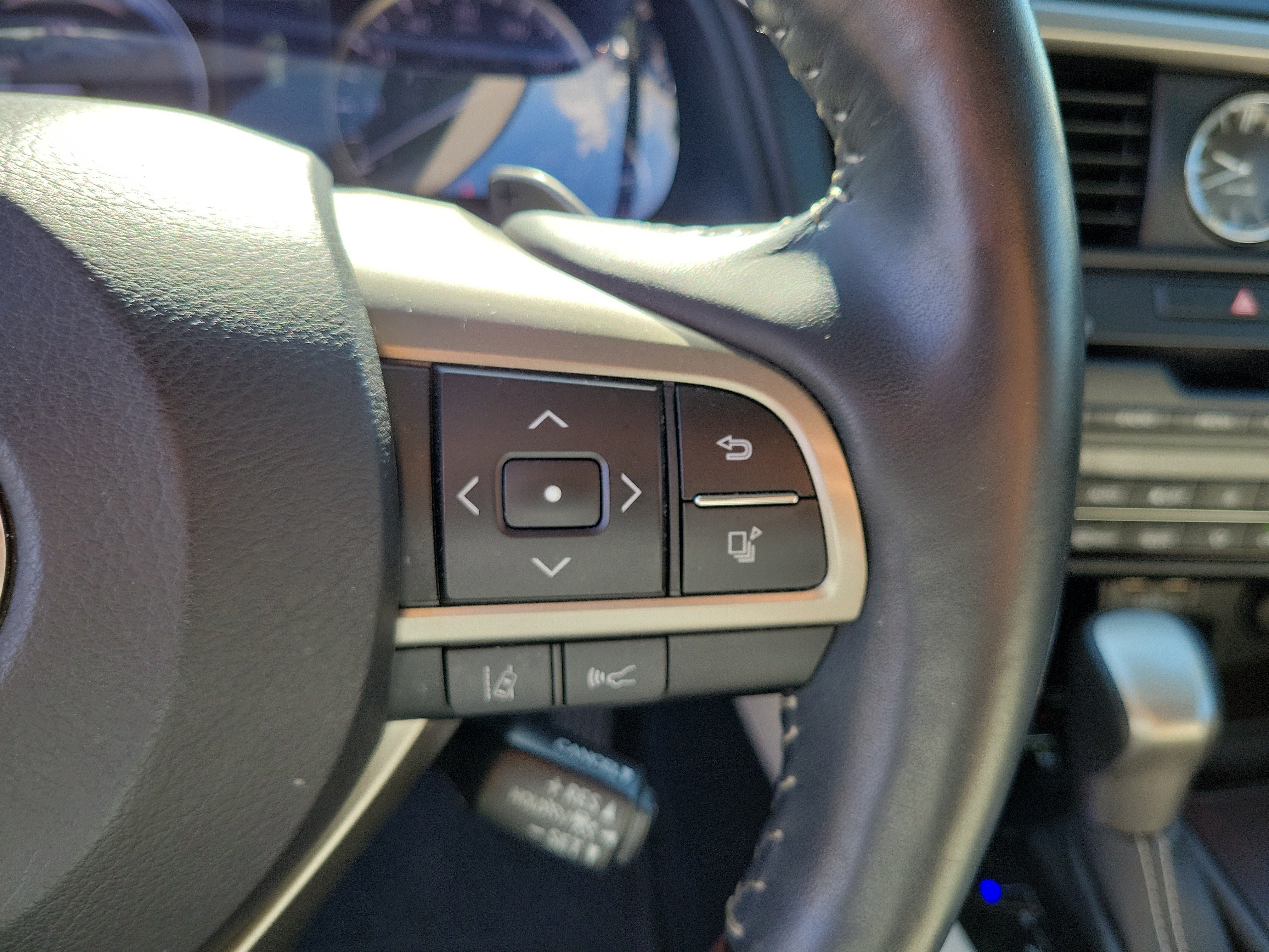Used 2022 Silver Lexus 450h image 22