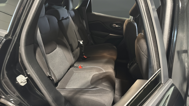 Used 2020 Diamond Black Crystal Pearlcoat Jeep Latitude image 24