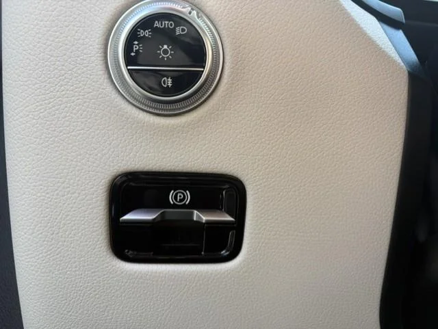 Used 2025 Black Mercedes-Benz GLC 300 image 14