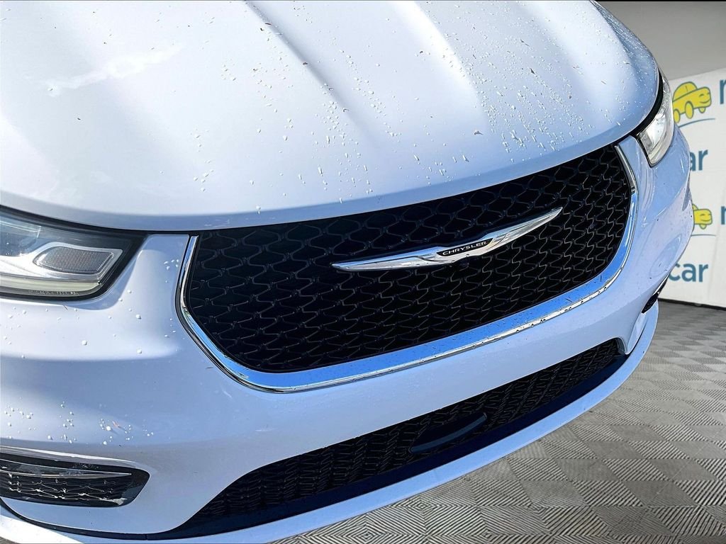 Used 2023 Bright White Clearcoat Chrysler Touring L image 33