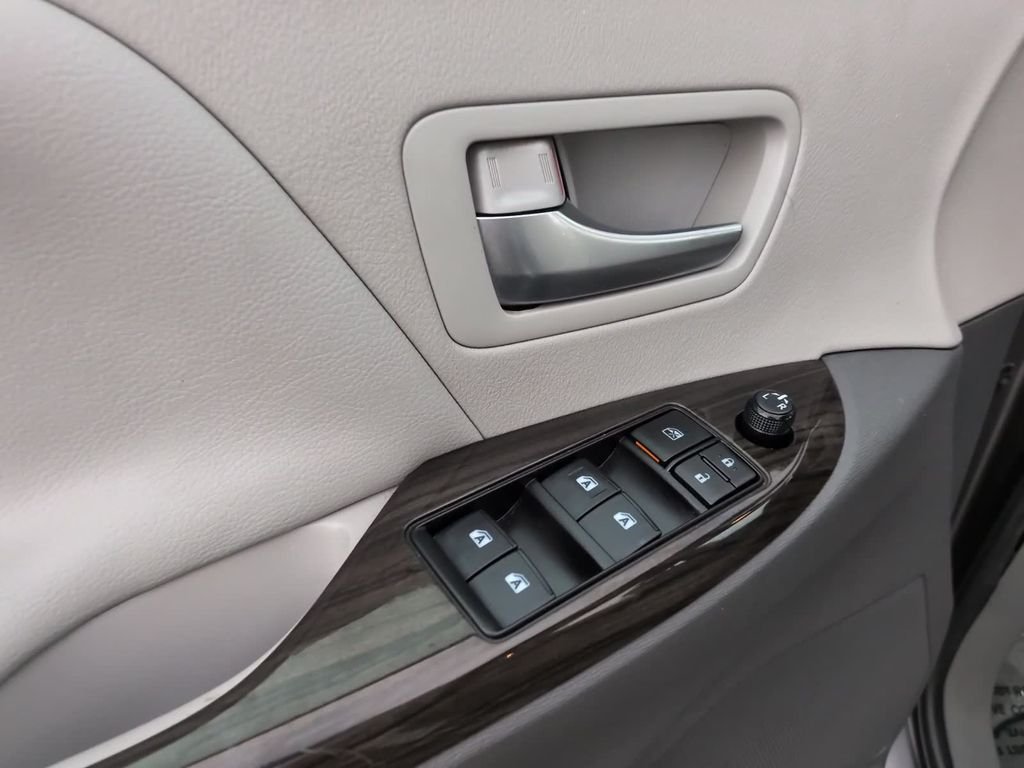 Used 2020 Gray Toyota XLE Premium image 12