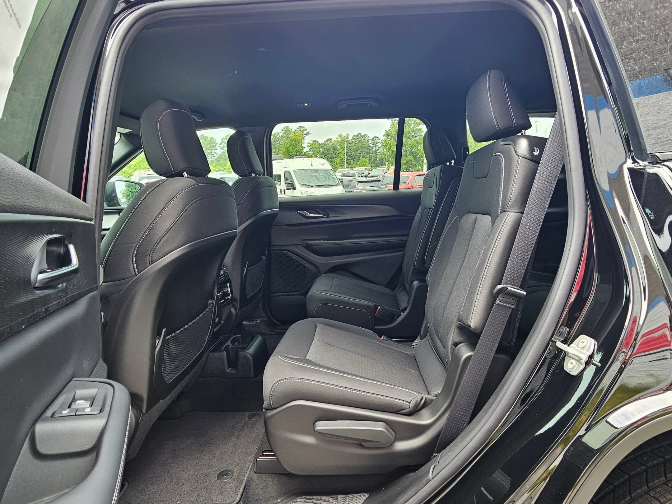New 2026 Diamond Black Crystal Pearlcoat Jeep Laredo image 23