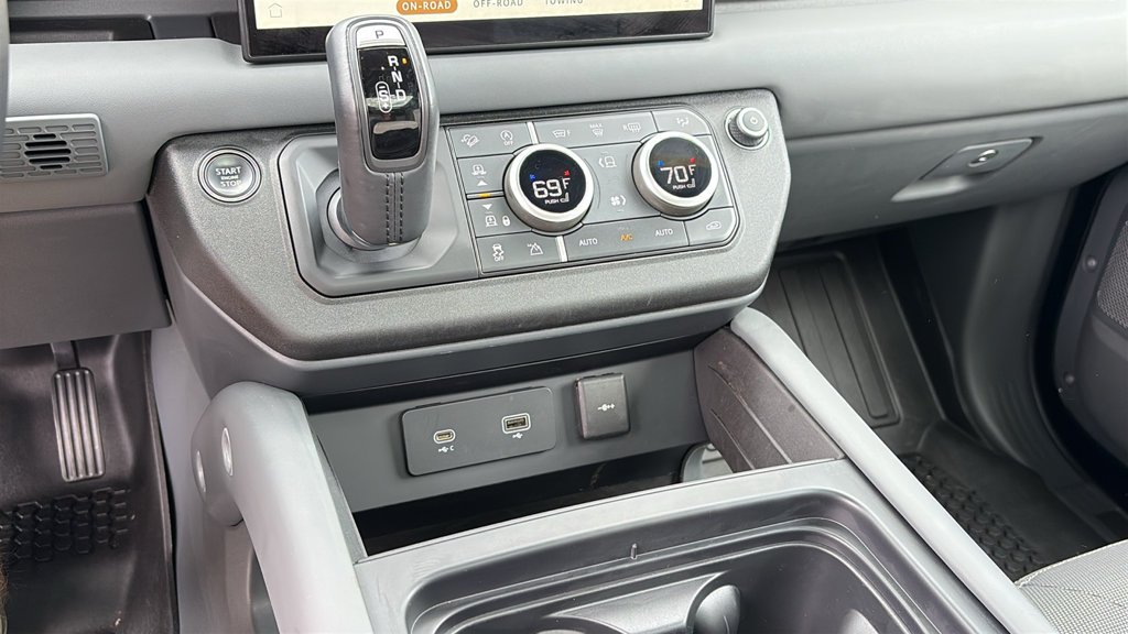 Certified Used 2023 Black Land Rover X-Dynamic SE image 18