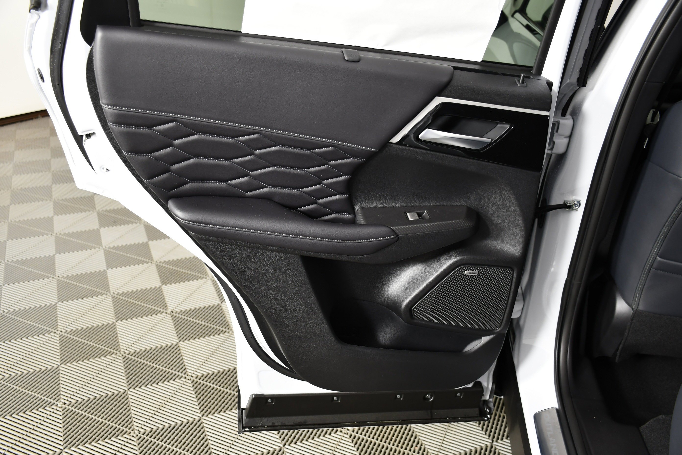 New 2026 White Diamond Mitsubishi SEL image 28