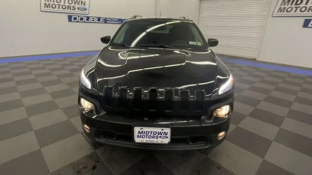 Used 2016 Brilliant Black Crystal Pearlcoat Jeep Latitude image 3