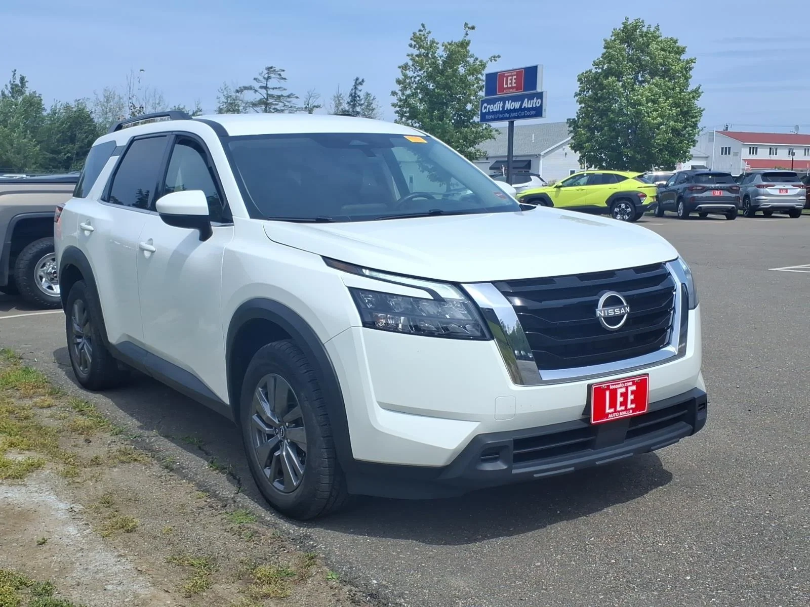 Used 2025 Glacier White Nissan SV image 3