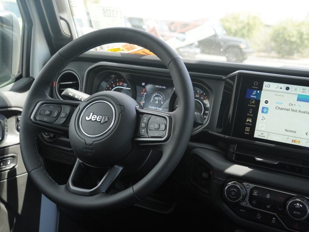 New 2026 Bright White Clear-Coat Exterior Paint Jeep Rubicon image 27