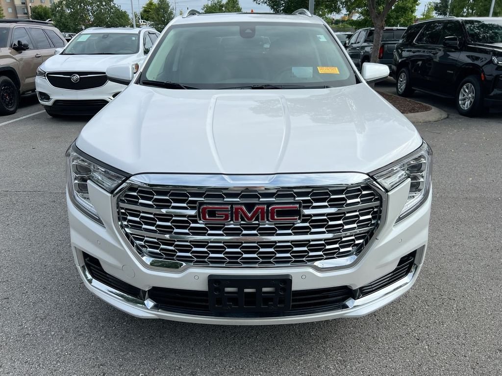 Used 2023 White Frost Tricoat GMC Denali image 5