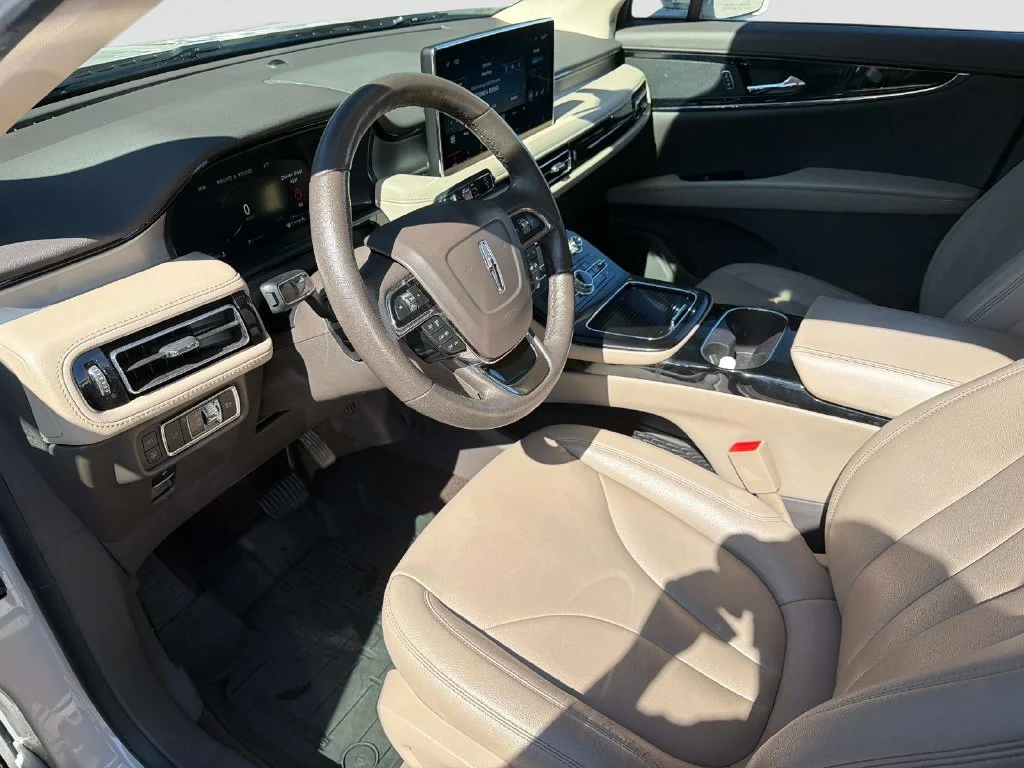 Used 2023 White Lincoln Standard image 22