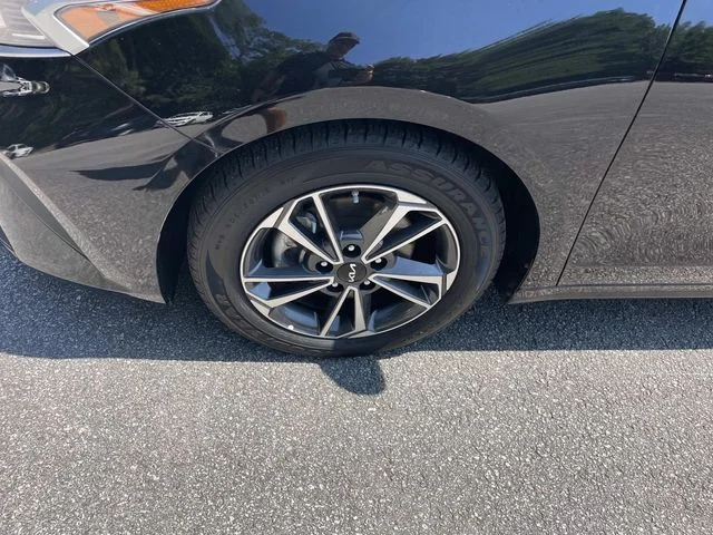Used 2024 Black Kia LXS image 13