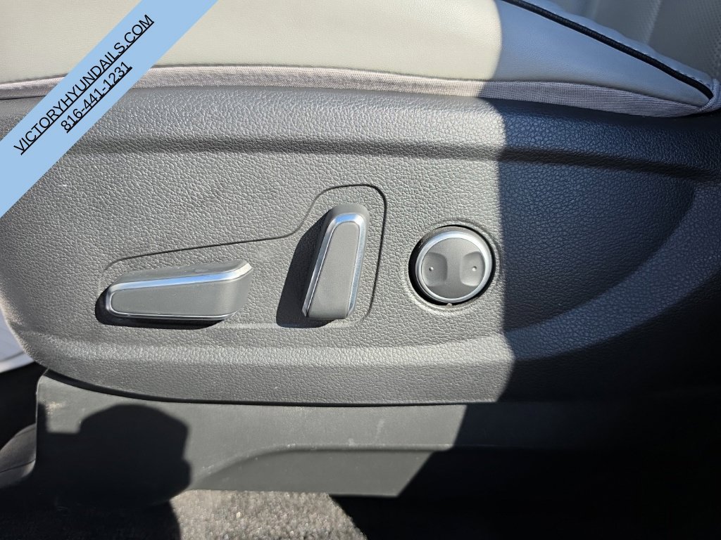 Used 2025 White Hyundai SEL image 14