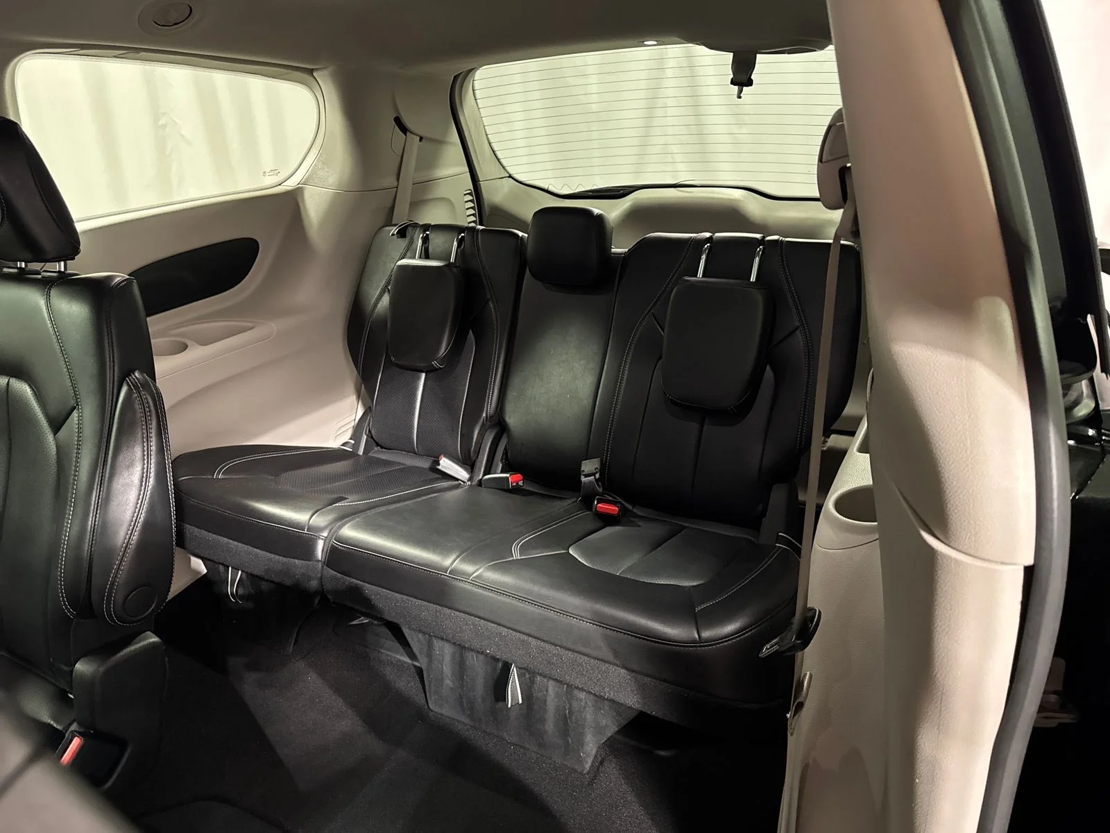 Used 2023 Black Chrysler Touring L image 27