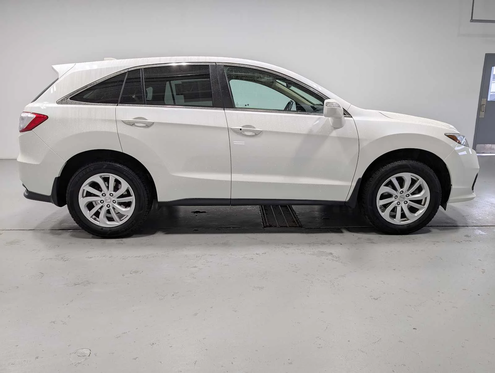 Used 2018 White Diamond Pearl Acura  image 7