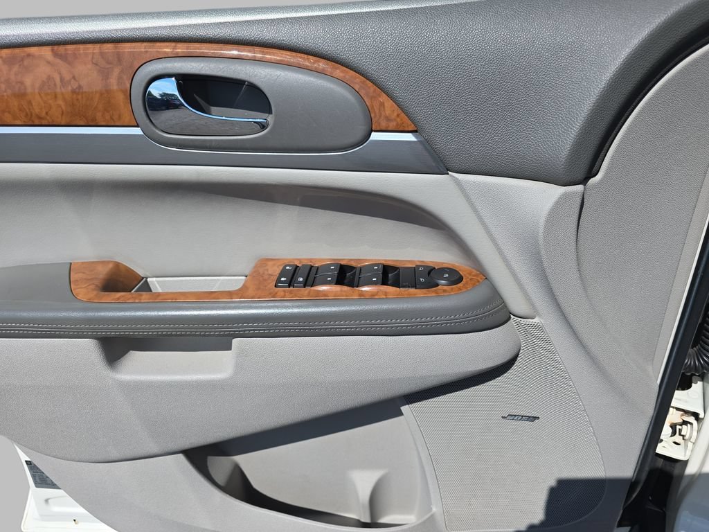 Used 2008 WHITE OPAL Buick CX image 28