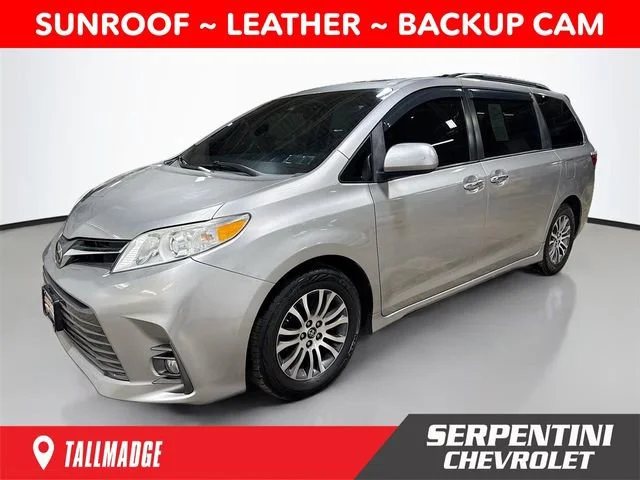 2018 Toyota Sienna XLE V6 8-Passenger's photo