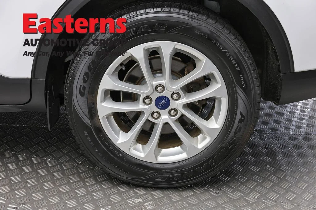 Used 2022 White Ford SE image 8