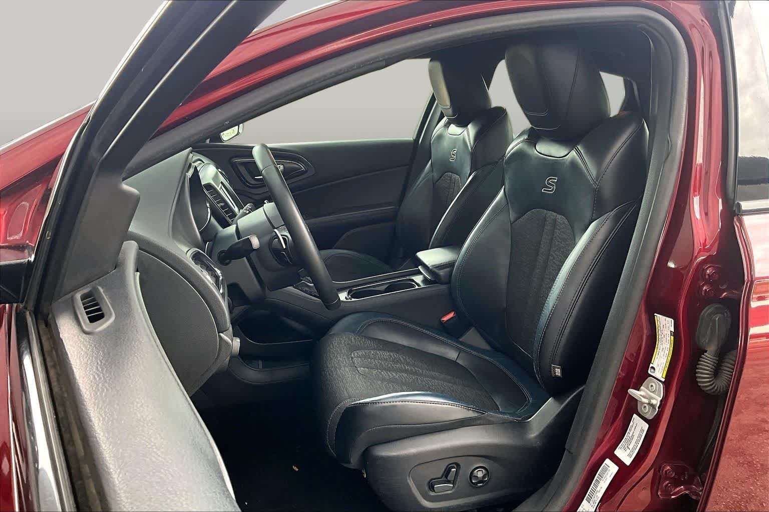 Used 2015 Velvet Red Pearlcoat Chrysler S image 8