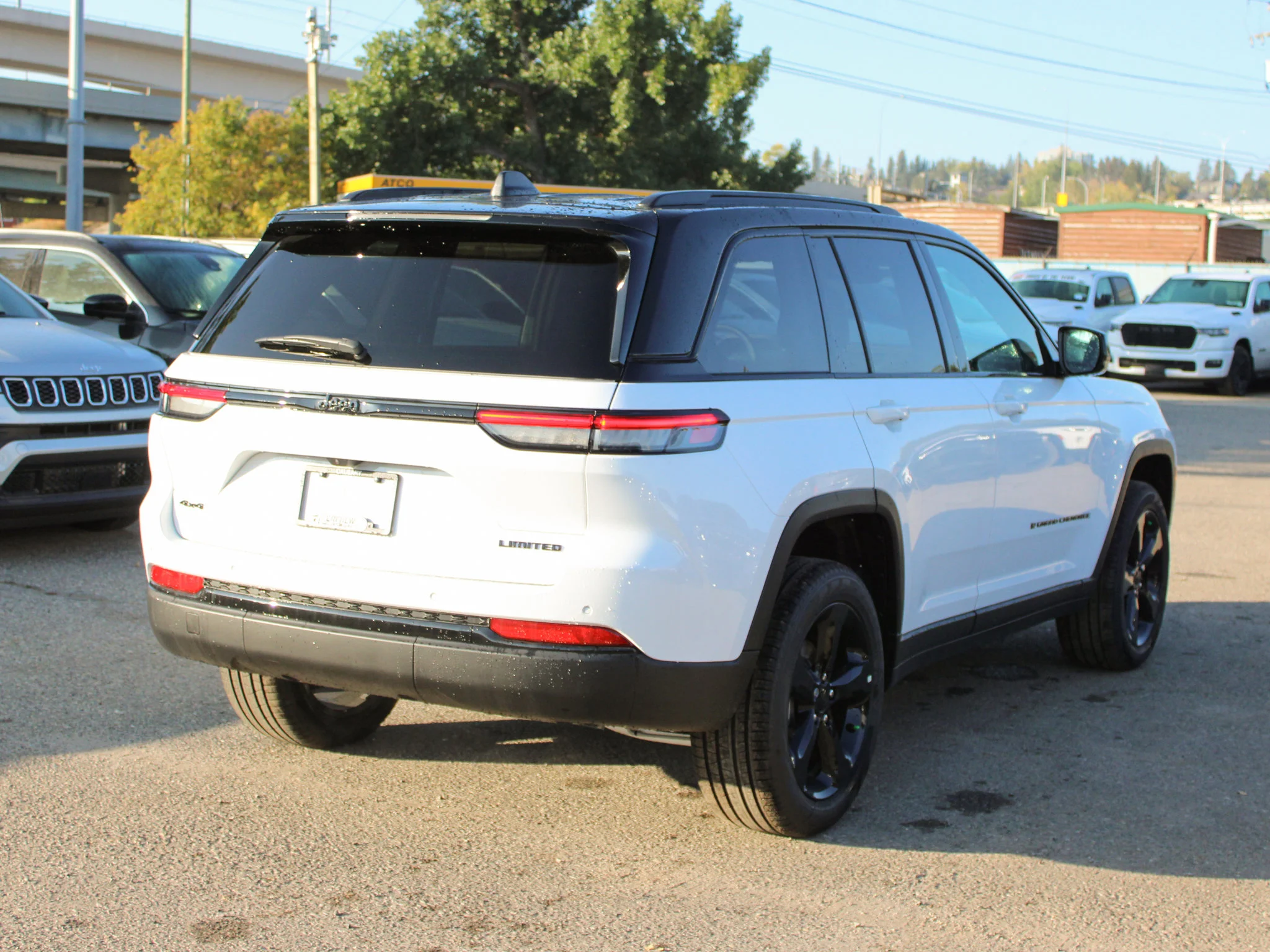 Used 2025 White Jeep Limited* 4x4, Panoramic Sunroof, Trailer Tow Package image 5