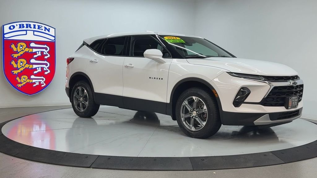 Used 2024 Summit White Chevrolet LT image 3
