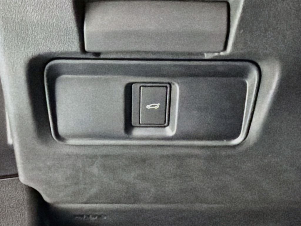 New 2026 Fuji White Land Rover Hoxton Edition image 10
