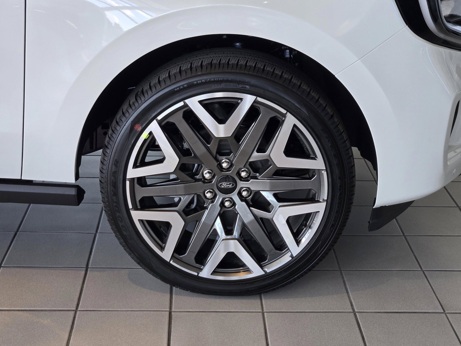 New 2027 Star White Metallic Tri-Coat Ford MAX Platinum image 5