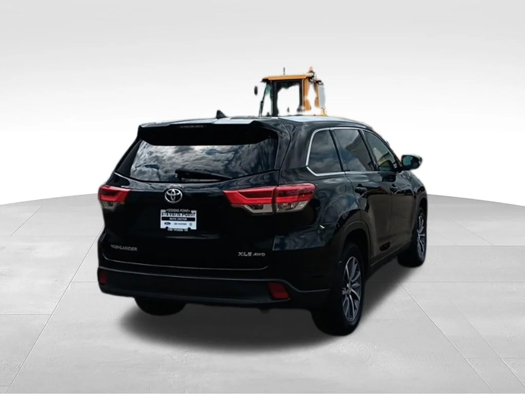 Used 2019 Midnight Black Metallic Toyota XLE image 7