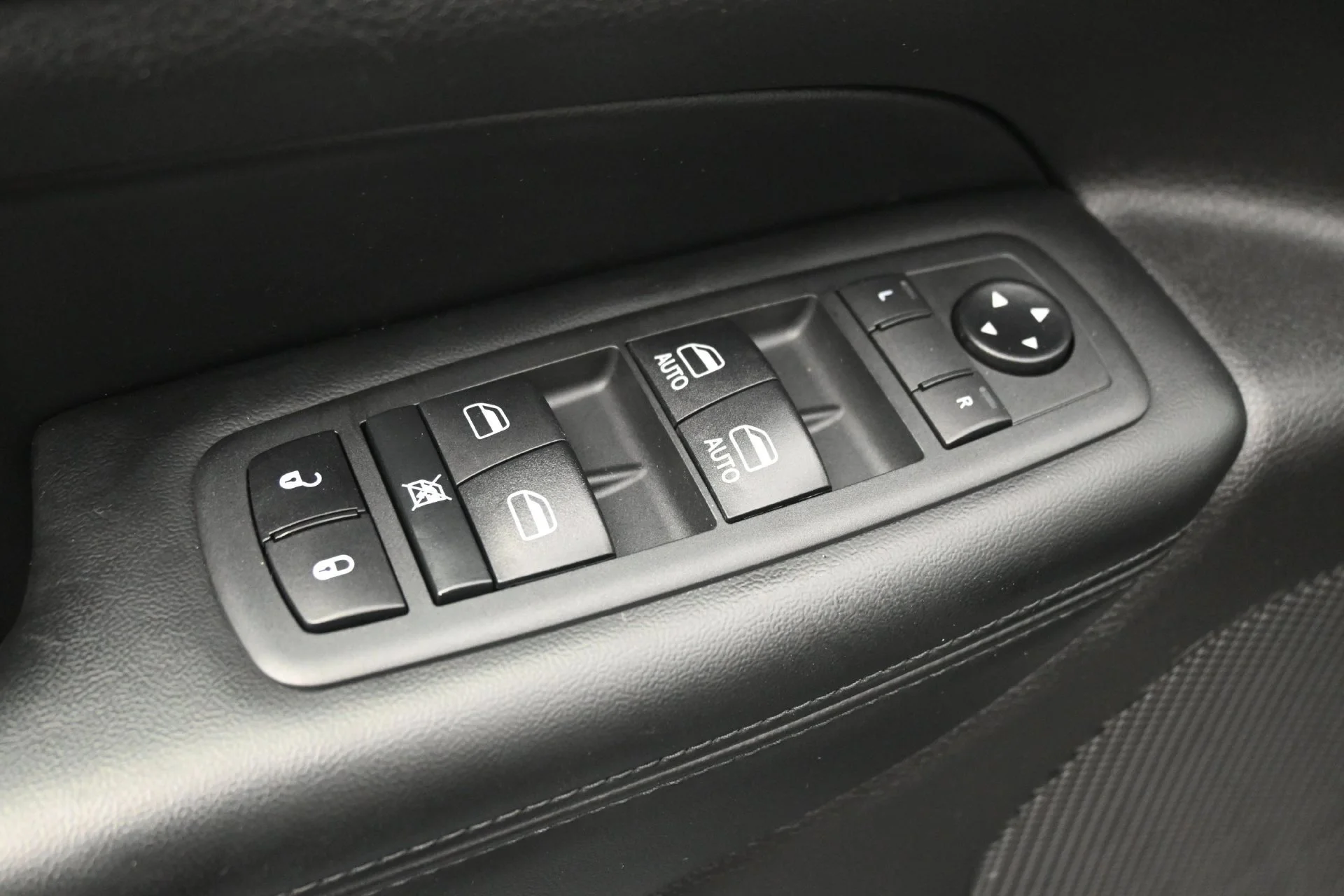 Used 2020 Granite Crystal Metallic Clearcoat Jeep Laredo E image 19