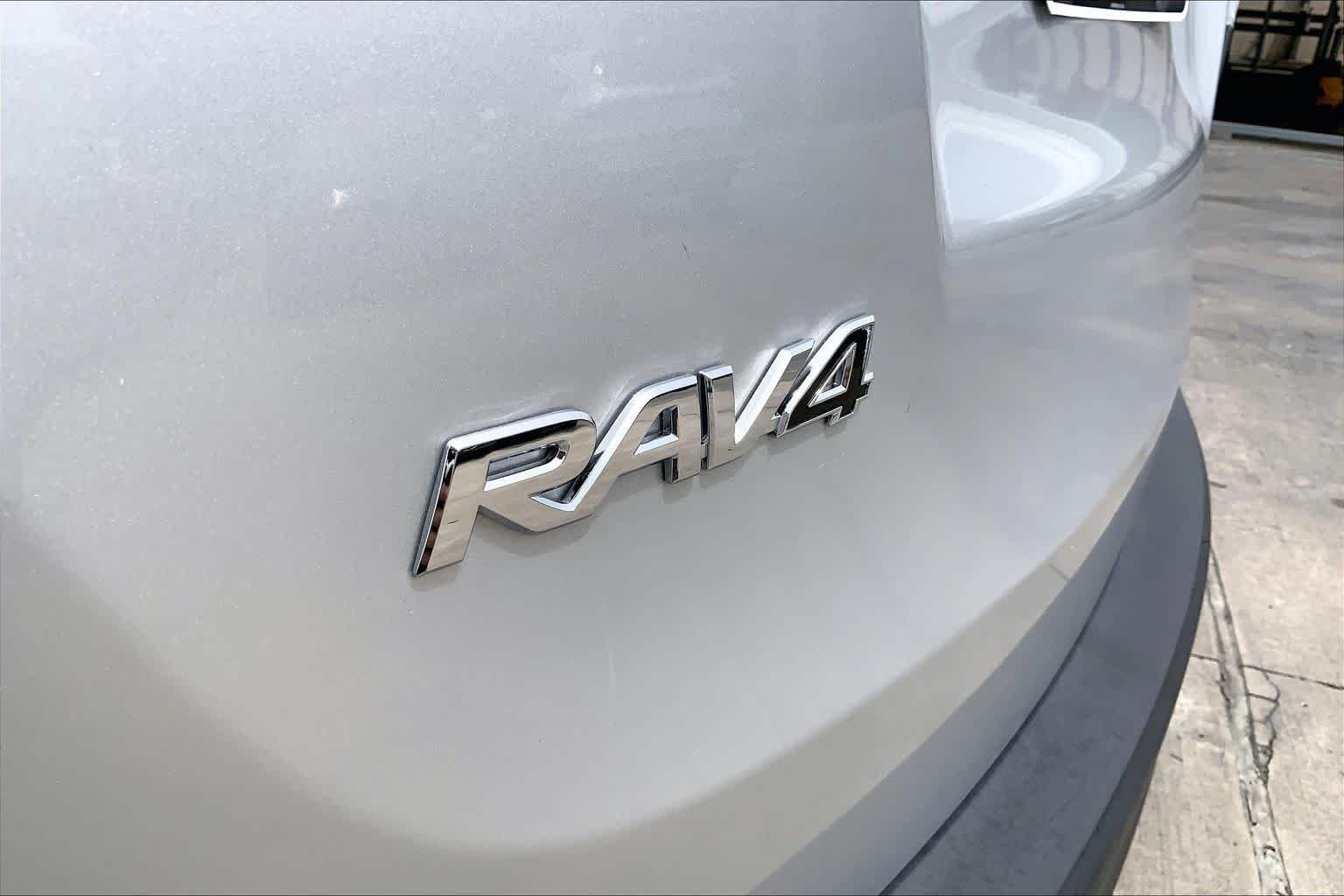 Used 2013 Classic Silver Metallic Toyota LE image 10