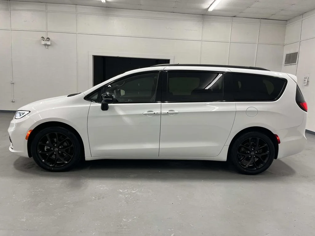 Used 2025 Bright White Clearcoat Chrysler Limited FWD 1 OWNER 3.6L image 5