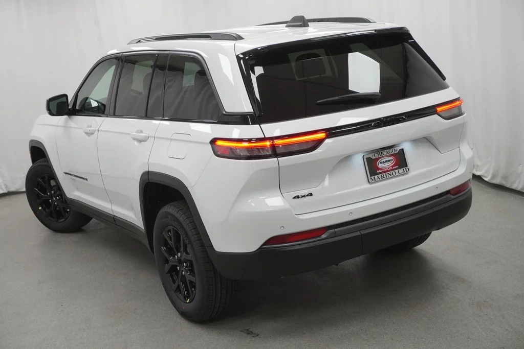 New 2026 Bright White Clear-Coat Exterior Paint Jeep Altitude image 11