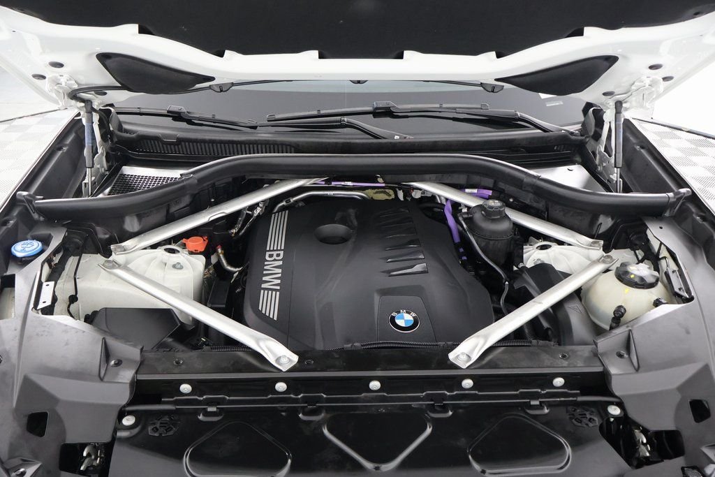 Used 2024 Alpine White BMW sDrive40i image 15