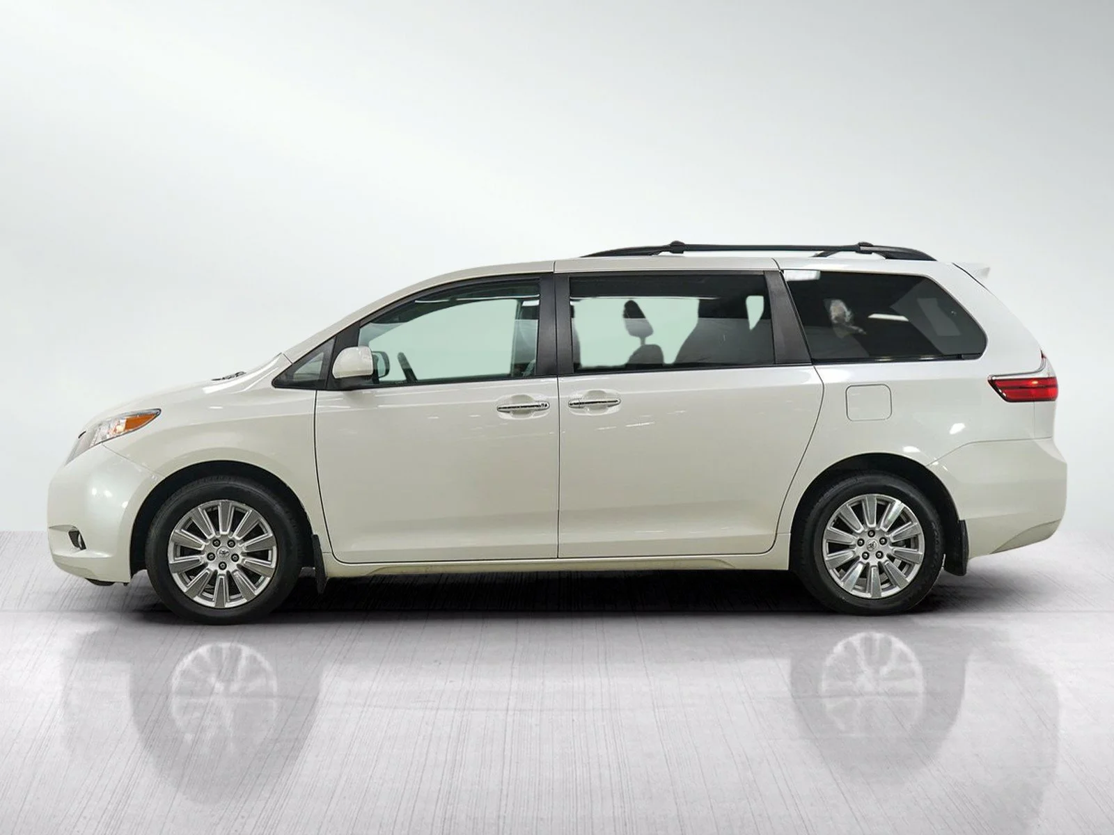 Used 2017 Toyota Sienna XLE with VIN 5TDDZ3DC0HS185060 for sale in Burnsville, Minnesota