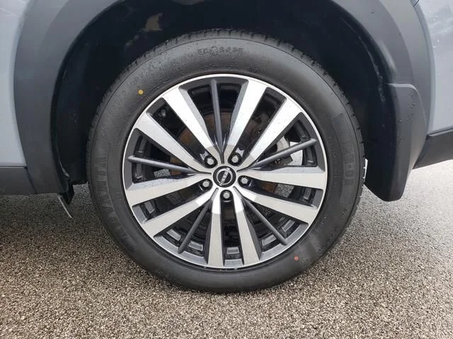 Used 2022 Gray Nissan Platinum image 27