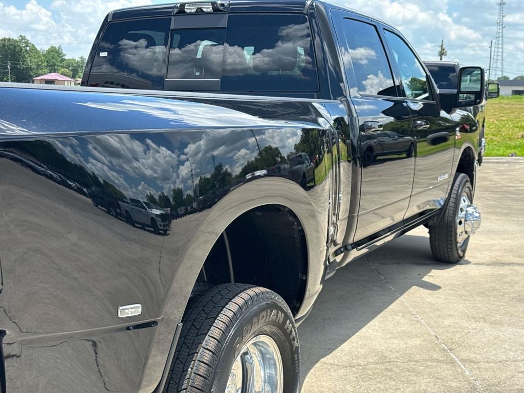 New 2026 Diamond Black Crystal Pearl-Coat Exterior Paint RAM Laramie image 23