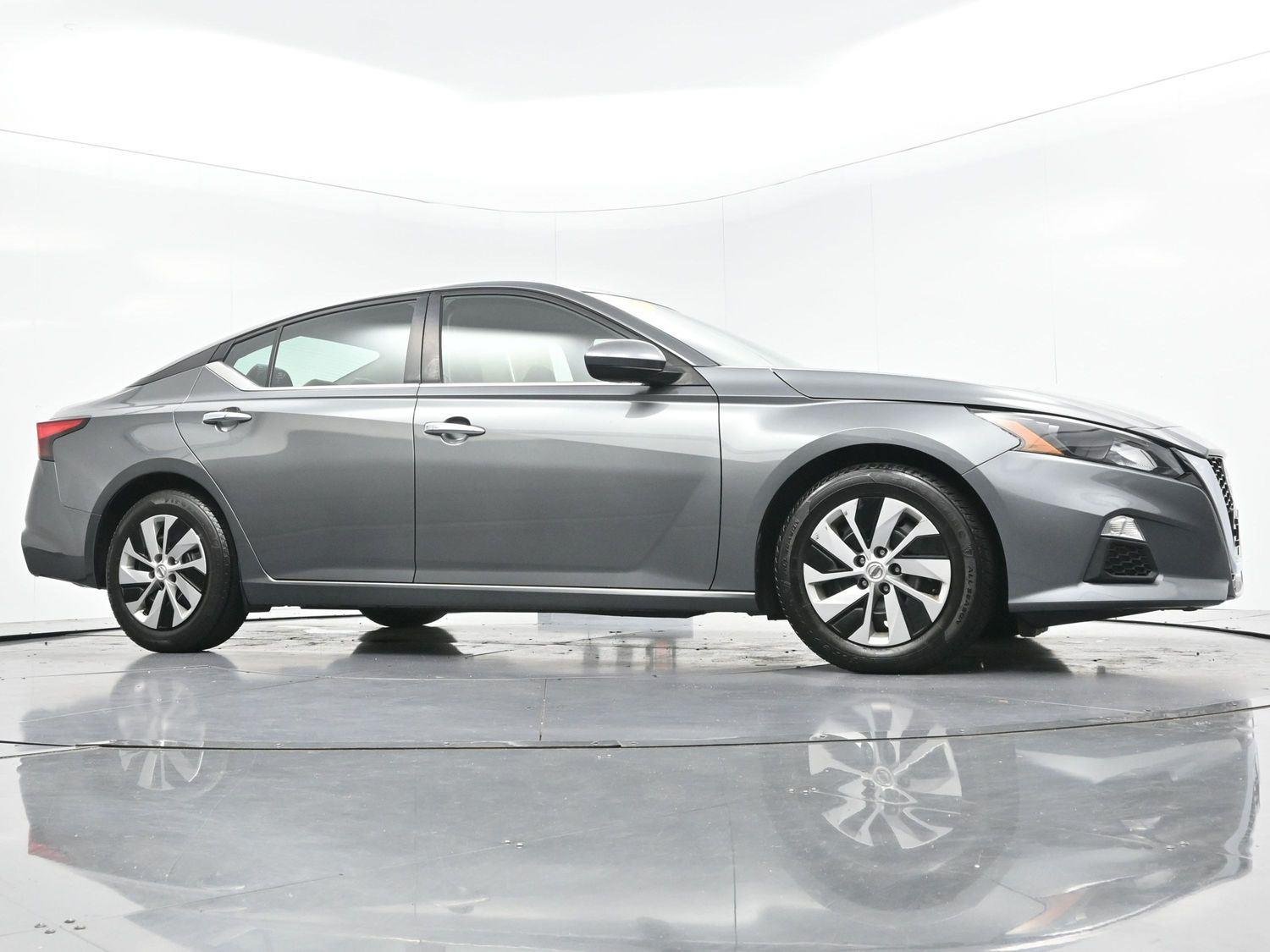 Used 2022 Gun Metallic Nissan 2.5 S image 40