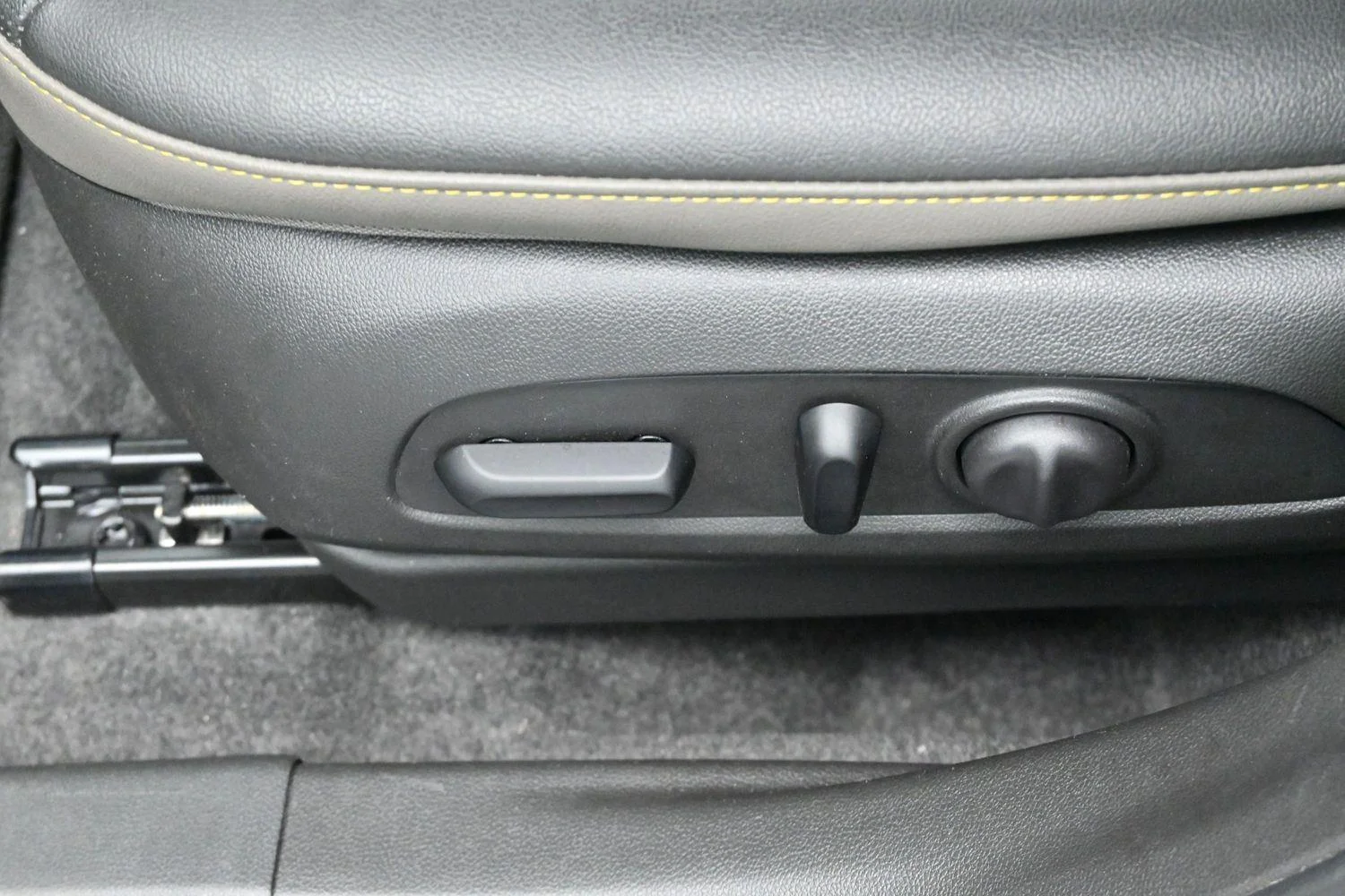 Used 2025 Summit White Chevrolet ACTIV image 14