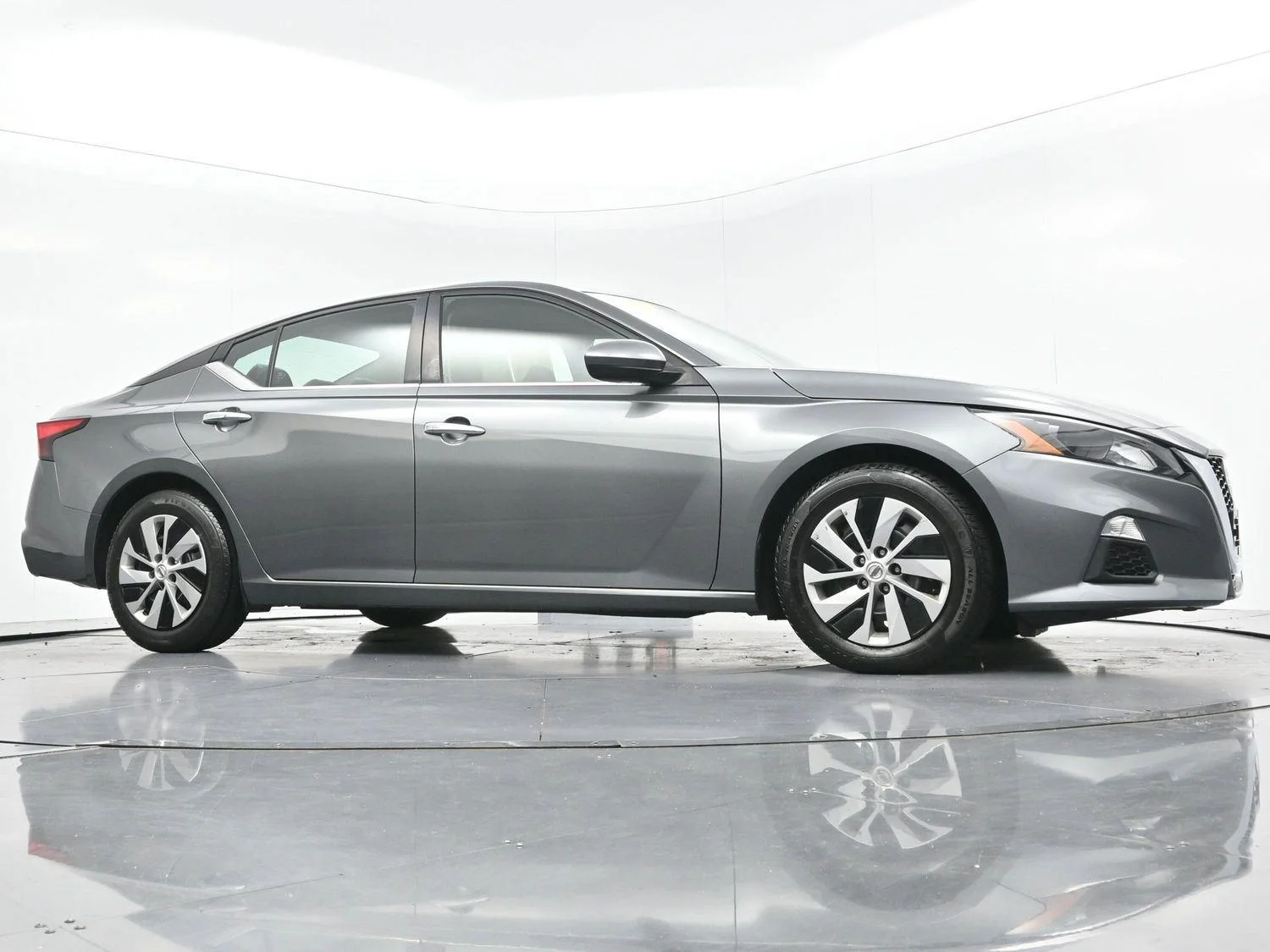 Used 2022 Gun Metallic Nissan 2.5 S image 40
