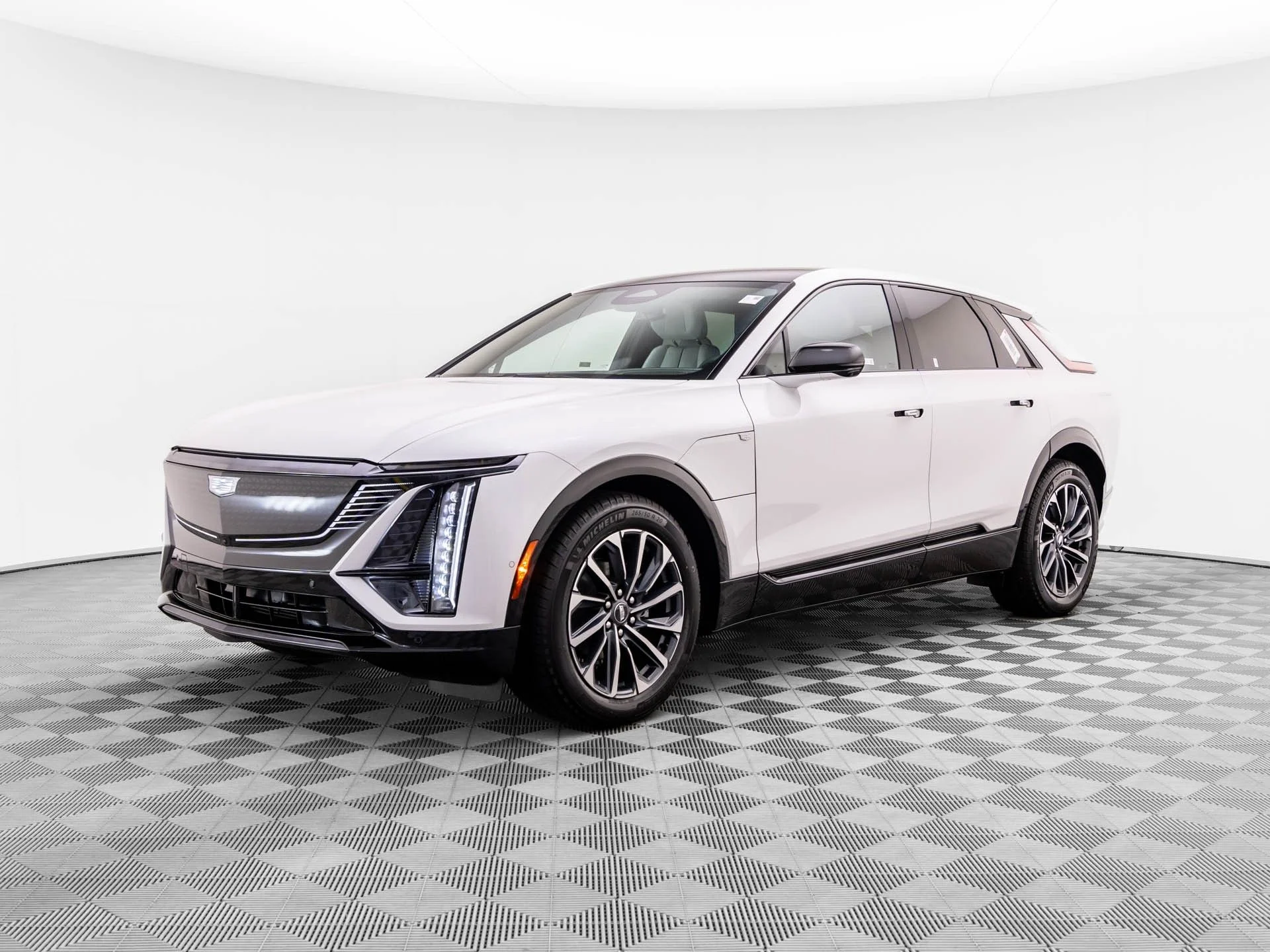 Used 2025 White Cadillac Sport image 3