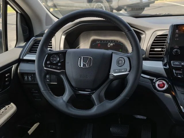Used 2023 Platinum White Pearl Honda Touring image 18