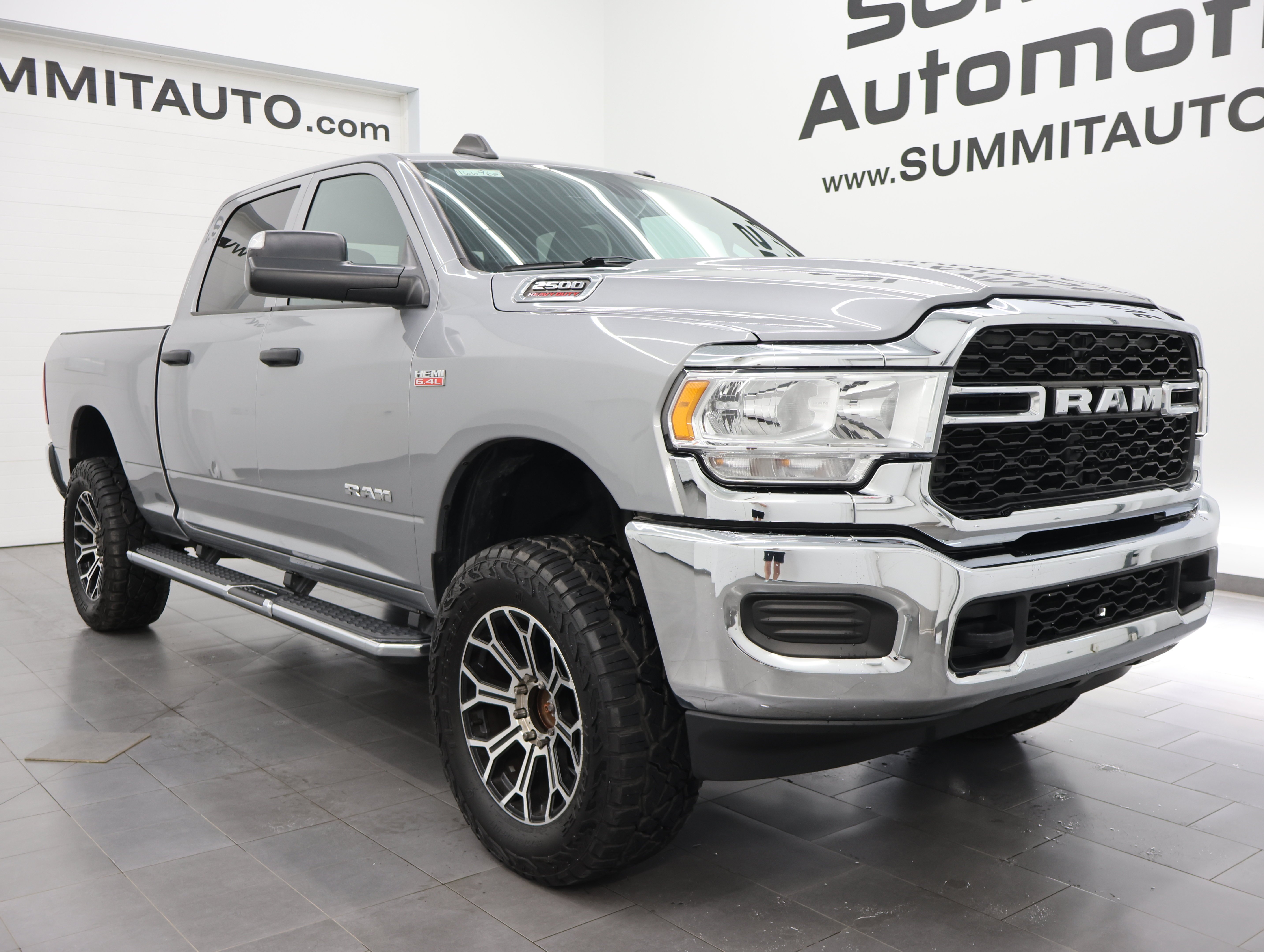 Used 2022 Billet Silver Metallic Clearcoat Ram 4x4 Crew Cab Tradesman: CREW-SHORT-TRADESMAN LVL 2-6.4L V8 HEMI-4WD-20 WHEELS image 2