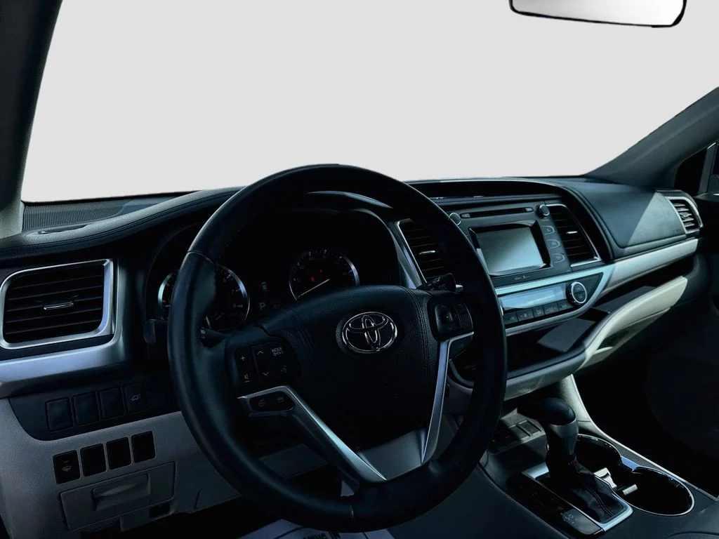 Used 2015 Gray Toyota LE Plus V6 image 9
