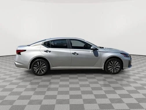 Certified Used 2023 Silver Nissan 2.5 SV image 2