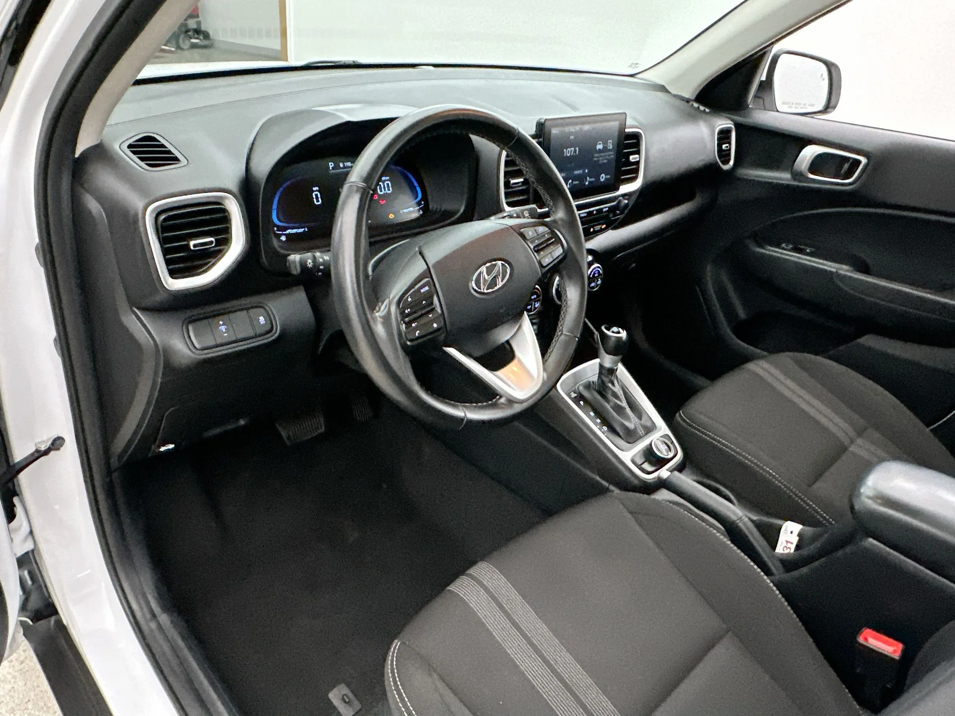 Used 2025 White Hyundai SEL image 7